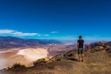 Genç adam ayakta ve Death Valley Na görünümünde Dantes bakarak