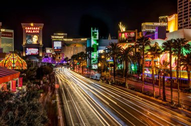 Gece uzun pozlama şeridi görünümü Las Vegas Nevada'da vurdu.