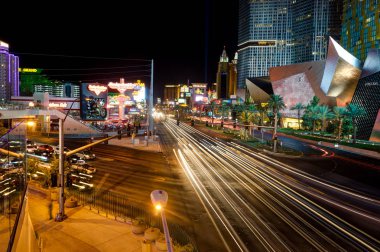 Gece uzun pozlama şeridi görünümü Las Vegas Nevada'da vurdu.