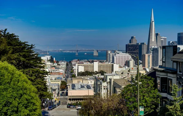 San Francisco Californi Transamerica Piramidi ile sokak görünümü — Stok fotoğraf