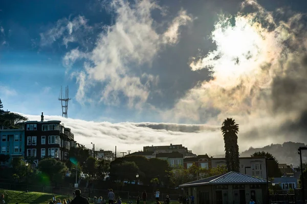 Nézd FDI szereplő San Francisco Cali felhők felé — Stock Fotó
