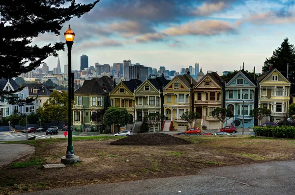 Pohled na město malované dámy s pouličním světlem v San Francisku Cali — Stock fotografie