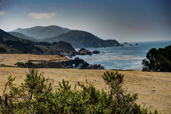 Vista al mar con playa Shore y agua con cielo azul en Californi — Foto de Stock