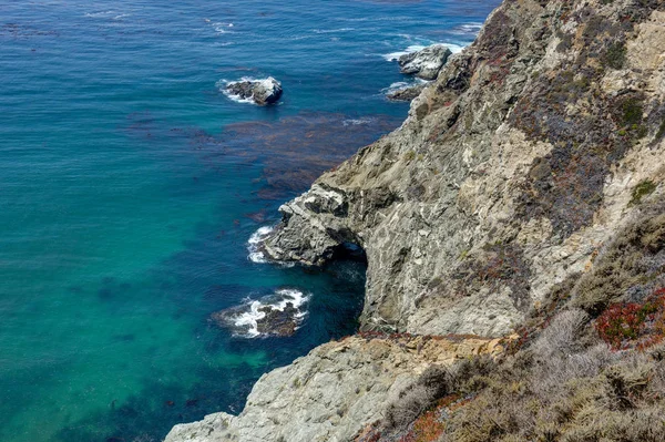 Vista al mar con playa Shore y agua con cielo azul en Californi — Foto de Stock