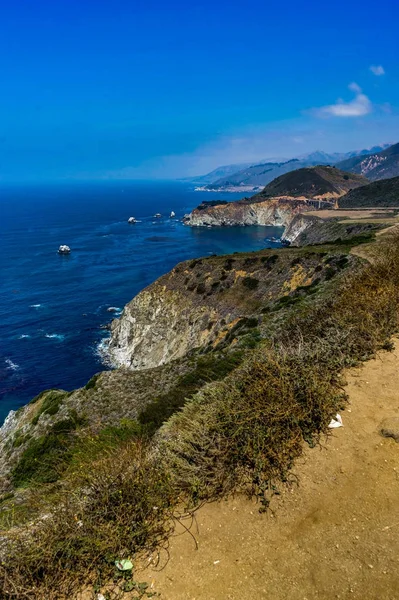 Vista al mar con playa Shore y agua con cielo azul en Californi — Foto de Stock