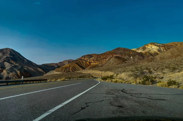 Rua Vazia com Céu azul e Nuvens em Death Valley National P — Fotografia de Stock