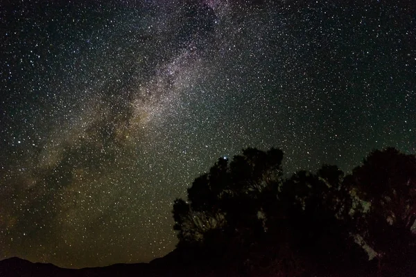 Vía Láctea Vista nocturna Estrellas Cielo en el Parque Nacional del Valle de la Muerte Cal — Foto de Stock