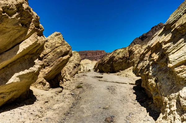 デスバレー国立公園 Califo の青い空と黄金の峡谷 — ストック写真