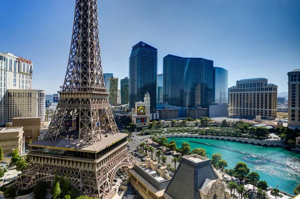 View Towards Cosmopoliten Hotel with Eiffel Tower in Las Vegas N — Stock Photo, Image