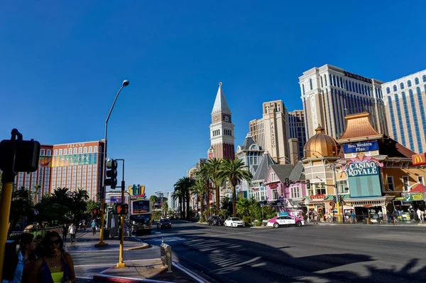 View Towards Cosmopoliten Hotel with Eiffel Tower in Las Vegas N — Stock Photo, Image