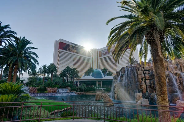View Towards Cosmopoliten Hotel with Eiffel Tower in Las Vegas N — Stock Photo, Image