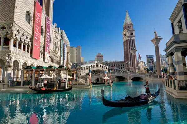 View Towards Cosmopoliten Hotel with Eiffel Tower in Las Vegas N — Stock Photo, Image