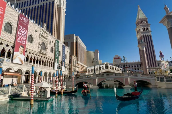 View Towards Cosmopoliten Hotel with Eiffel Tower in Las Vegas N — Stock Photo, Image