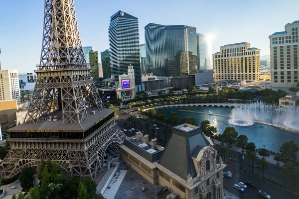 View Towards Cosmopoliten Hotel with Eiffel Tower in Las Vegas N — Stock Photo, Image