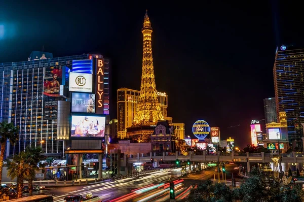 Noite tiro longa exposição Strip vista com Torre Eiffel em Las Veg — Fotografia de Stock