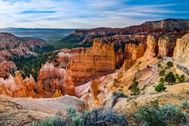 Bulutlar stunstar skyover Bryce Amp ile Bryce Canyon üzerinde gündoğumu