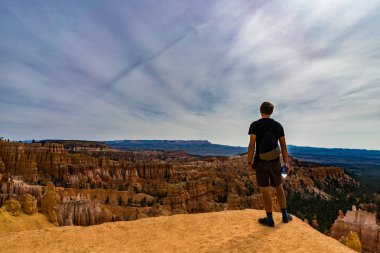 Ayakta ve Bryce Canyon Utah Amerika s bakan genç adam