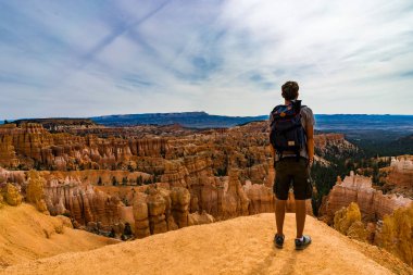 Ayakta ve Bryce Canyon Utah Amerika s bakan genç adam