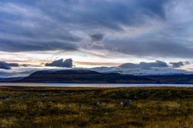 Atlantik Okyanusu ile kar dağlar ve İzlanda Landscap şapkalı