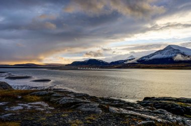 Atlantik Okyanusu ile kar dağlar ve İzlanda Landscap şapkalı