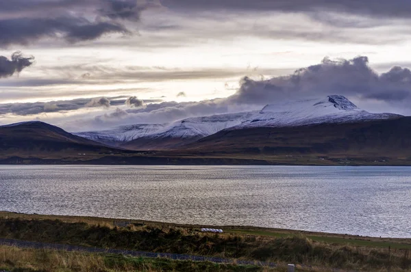 Atlantický oceán se sněhem limitován horách a islandské Landscap — Stock fotografie