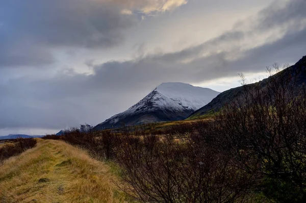 레이캬비크 리 근처 일출 황금 시간 동안 아이슬란드 풍경 — 스톡 사진