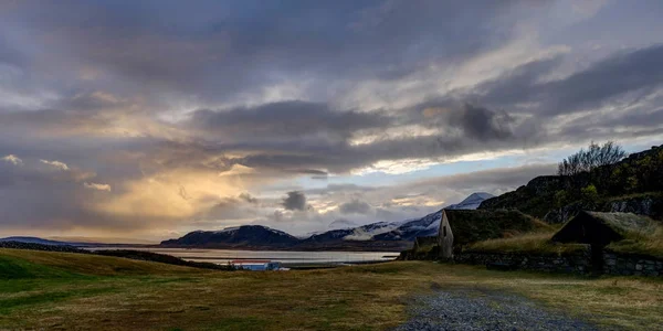 Paisaje islandés durante la hora dorada del amanecer cerca de Reykjavik Ri —  Fotos de Stock