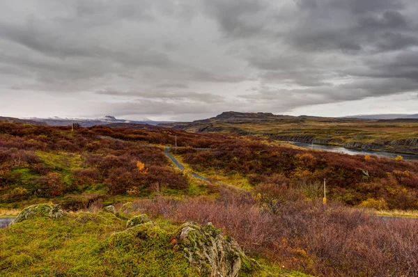 Άδειο δρόμο με ισλανδικού τοπίου κατά την Ανατολή του ηλίου χρυσή ώρα — Φωτογραφία Αρχείου