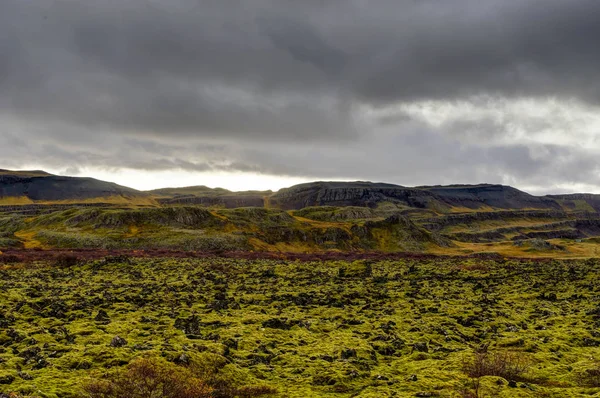 Islandia Pemandangan ke arah lava lumut dengan awan dan pegunungan — Stok Foto