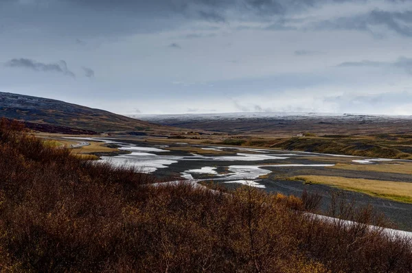 Вид долины Исландии на лаву с облаками и горами — стоковое фото