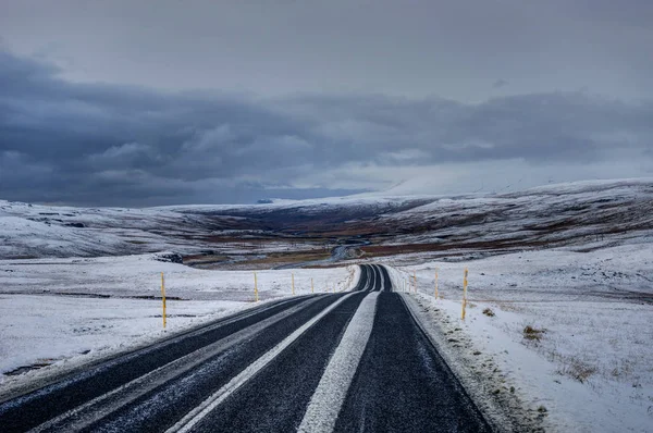 Prázdné ulice s islandskou přírodou během Sunrise zlatá hodina — Stock fotografie