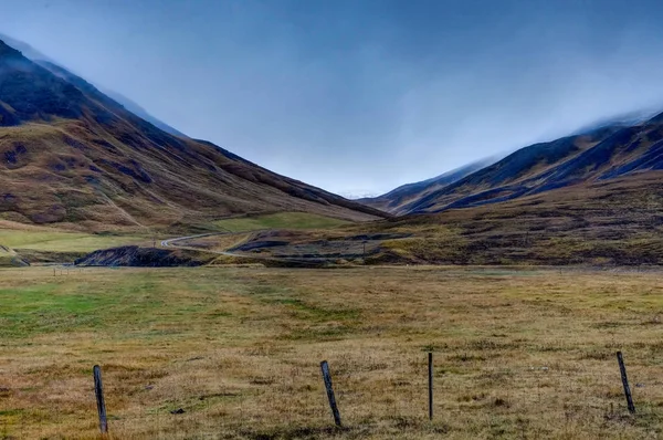 Исландский пейзаж с горами рядом с Рейкьявиком Ringroad Icela — стоковое фото