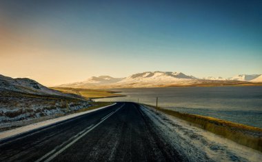 Boş sokak İzlanda manzara ile gündoğumu sırasında altın saat