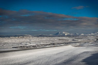 İzlanda kış görünümü içinde kar kar Ca doğru kaplı Volcano ile