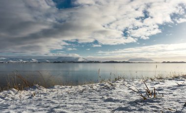 Volkan mavi gökyüzü ve kar yansıması ı beyaz ile donmuş göl