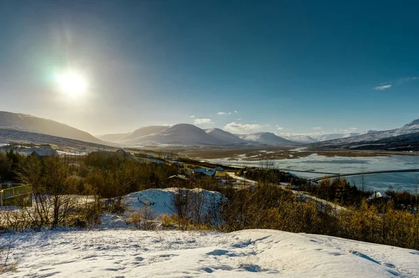 Paysage hivernal ensoleillé en Islande avec neige et ciel bleu près d'Ak — Photo