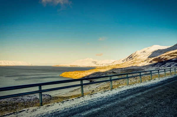 Islande Vue d'hiver à travers l'océan Atlantique vers la neige plafonnée Mo — Photo