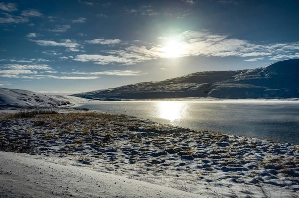 Paysage d'hiver de Noël avec ciel bleu soleil et neige en Islande — Photo