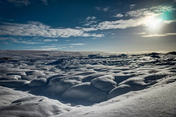 Karácsony téli táj nap kék ég és a hó, Izland — Stock Fotó