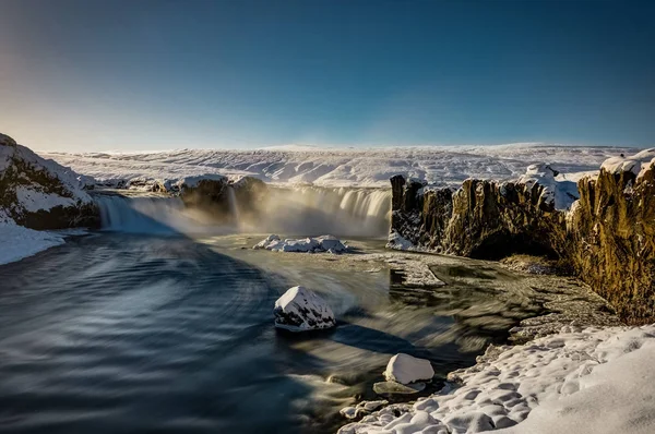 Godafoss víz alá Izland télen hó fagyasztott kék sk — Stock Fotó