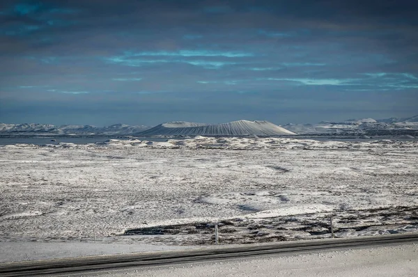 Islande Vue d'hiver avec volcan recouvert de neige vers Snow Ca — Photo