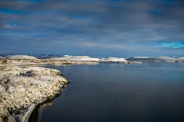 Bevroren meer met vulkaan blue Sky en sneeuw weerspiegeling wit i — Stockfoto