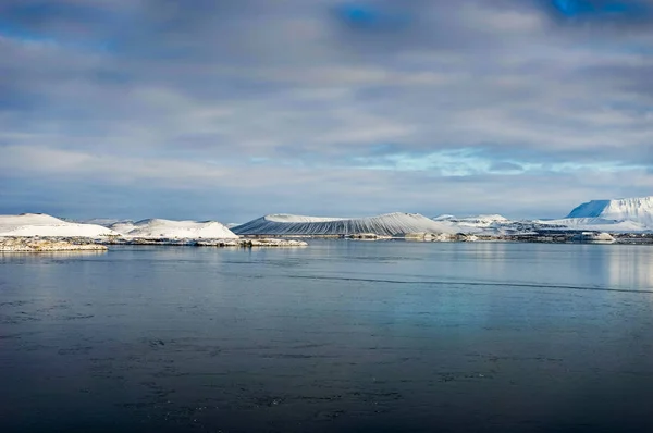 Lac gelé avec Volcan bleu Ciel et reflet de neige blanc en I — Photo