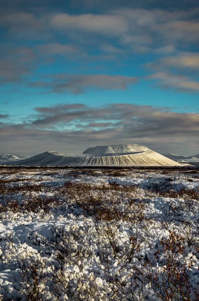 Karácsonyi táj havazik Capped Hverfjall vulkán, és a refl — Stock Fotó