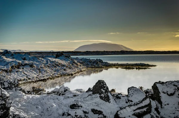 アイスランドのクリスマス風景山日光水反射を凍結 — ストック写真