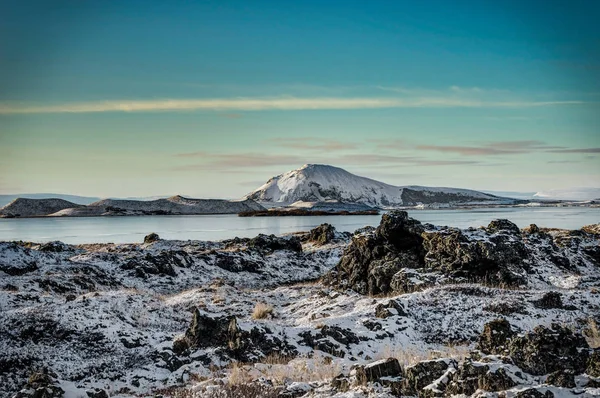 アイスランドのクリスマス風景山日光水反射を凍結 — ストック写真