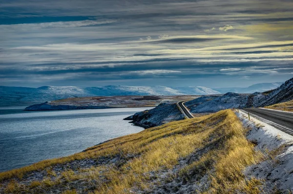 Calle vacía con paisaje islandés durante la hora dorada del amanecer — Foto de Stock