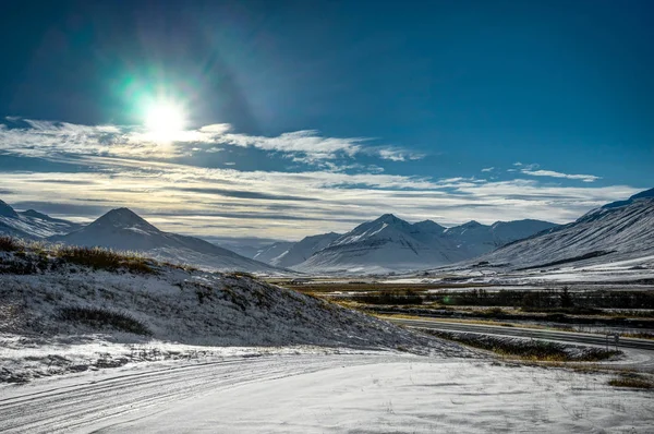 Islande hiver paysage vue avec ciel bleu et soleil froid fr — Photo
