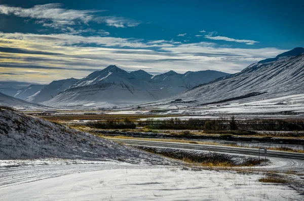 Islandská zimní krajina pohled s modrou oblohu a sluneční světlo studené fr — Stock fotografie