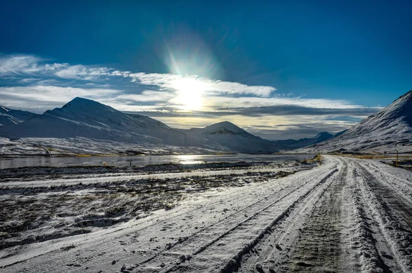 Islande rue enneigée en hiver vue paysage avec bleu s — Photo